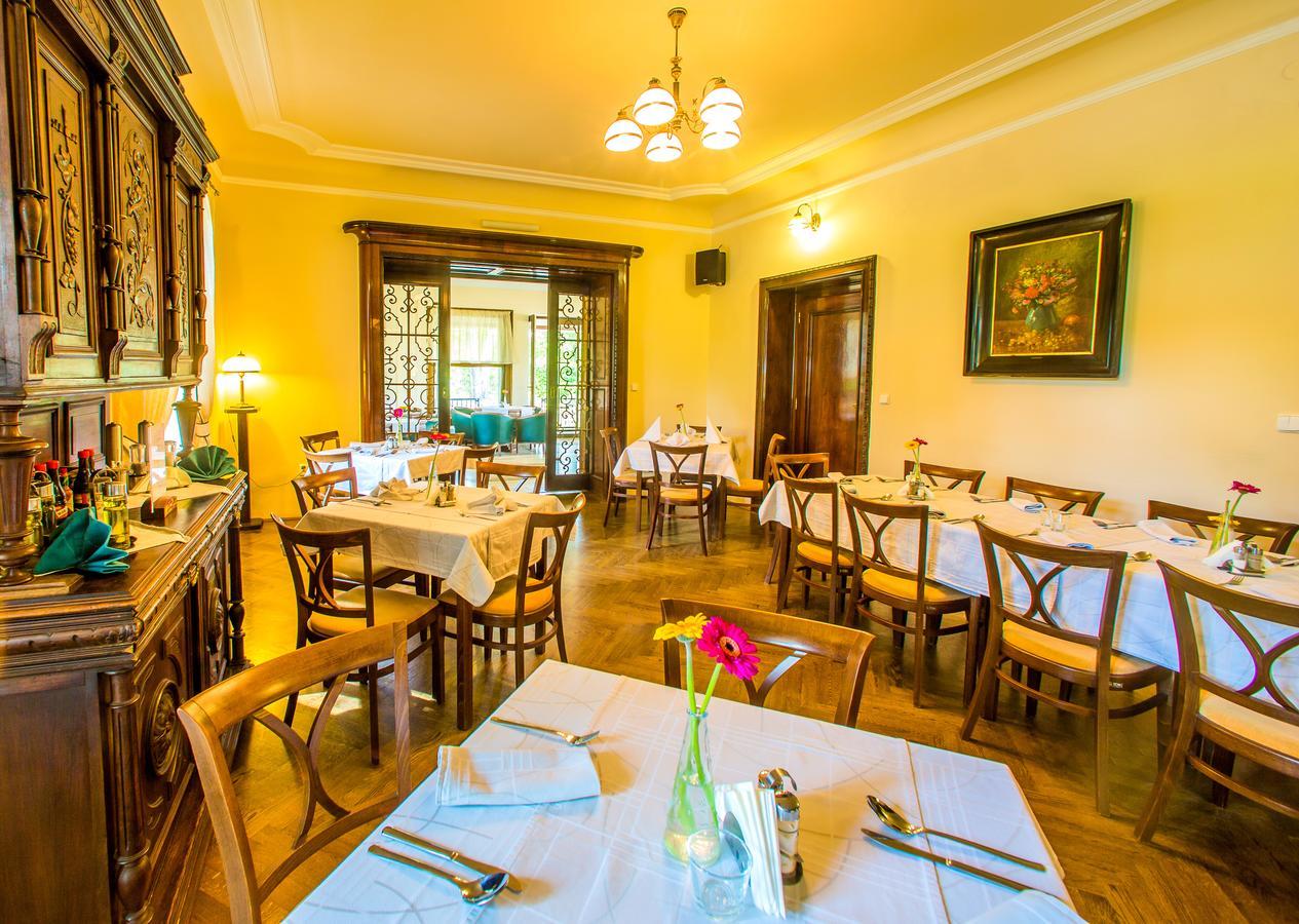 Manor House Hotel Broumov Exterior photo